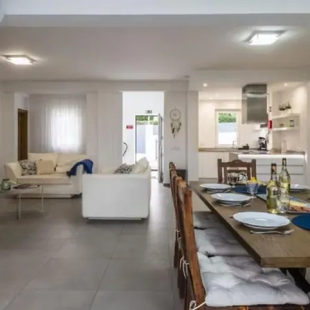Διαμέρισμα Unique Beautifully Renovated With Swimming Pool